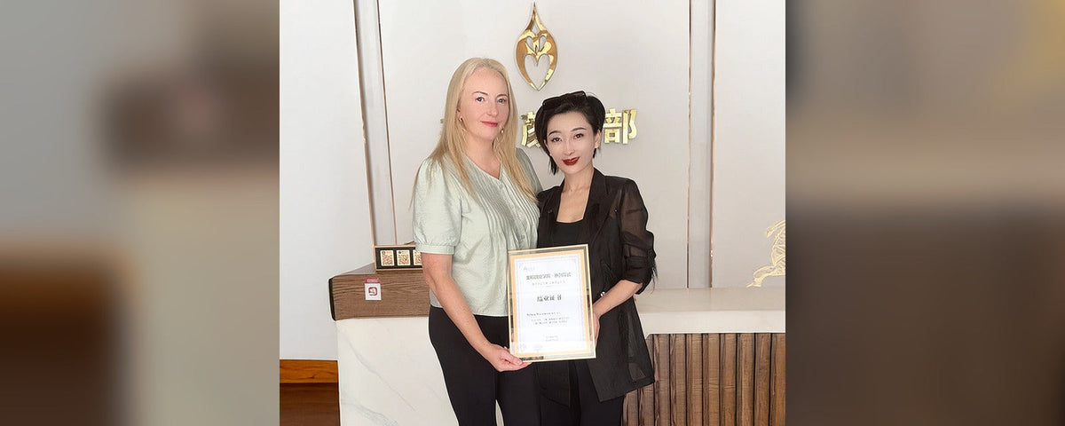 Sylwia Yürekten mit ihrer Meisterin und Zertifikat nach der Ausbildung in China