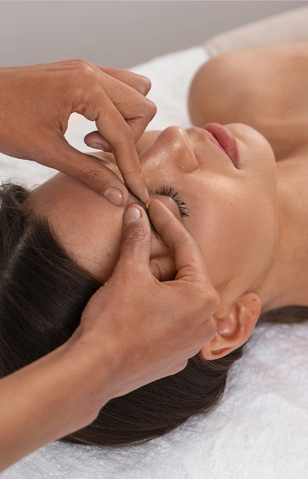 Nahaufnahme einer sanften Gesichtsmassage-Technik